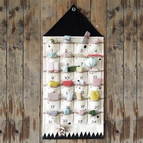jul-pakkekalender-boern-advent-julekalender-x-mas-christmas-decor-indretning-jylepynt-ferm-living